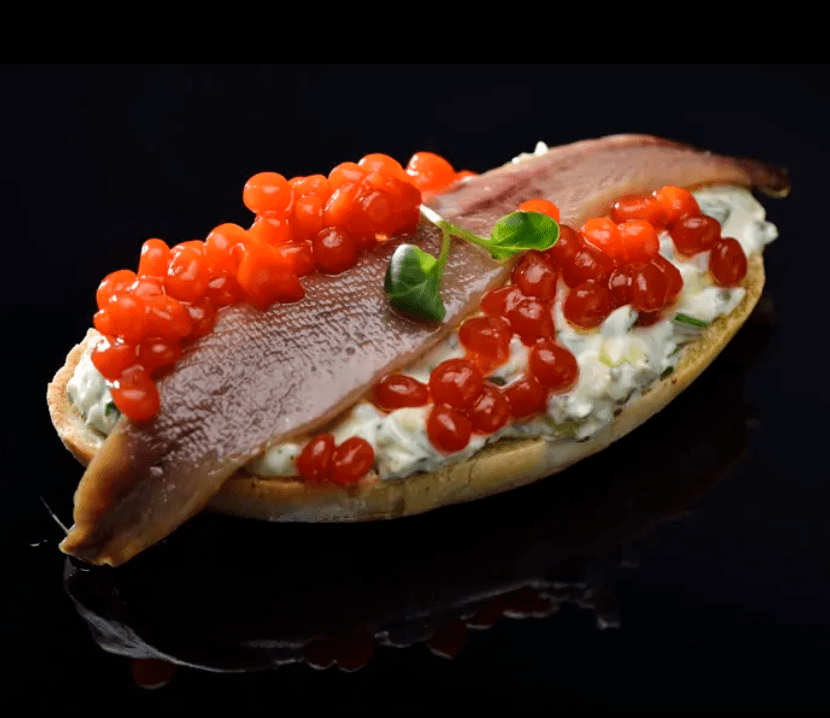 Crostone di acciughe del Cantabrico con salsa tartara e perle di pomodoro