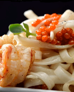 Tagliatelle con gamberi all'aglio e perle piccanti