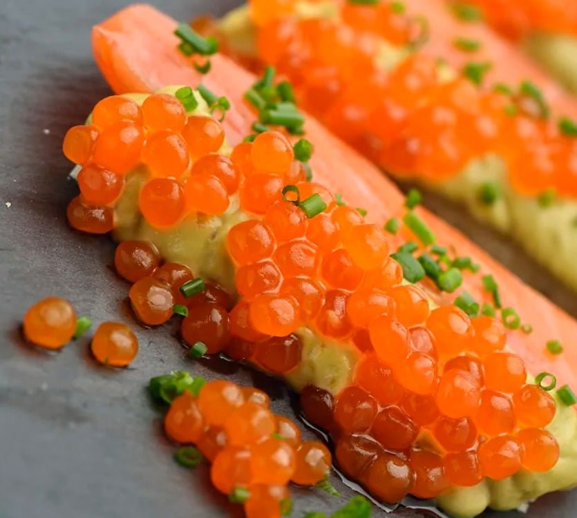 Pane abbrustolito con guacamole, salmone affumicato e perle di salmone